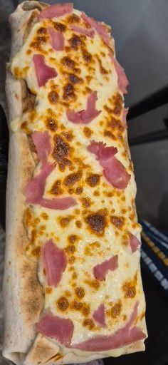 Une galette comprenant de la viande et des légumes