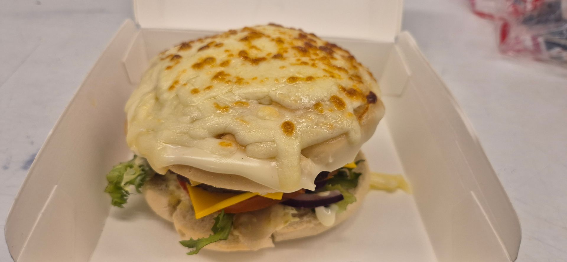 Un pain rond avec des ingrédients au milieu