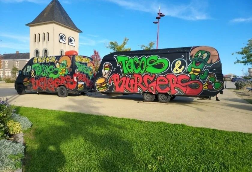 La caravane accrochée au camion : food truck