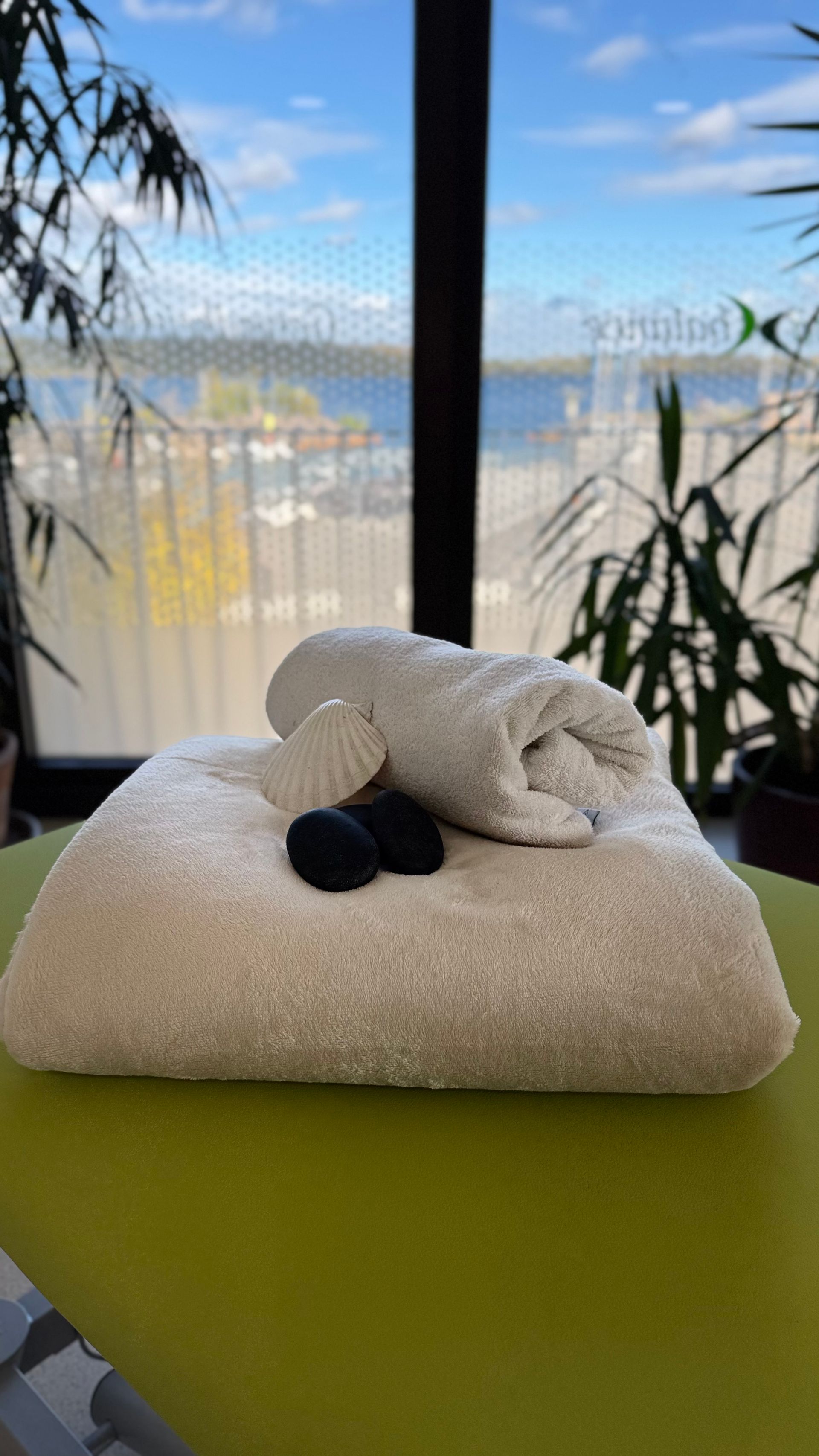 Ein Massagetherapeut drückt den unteren Rücken eines Klienten auf eine Behandlungsliege.