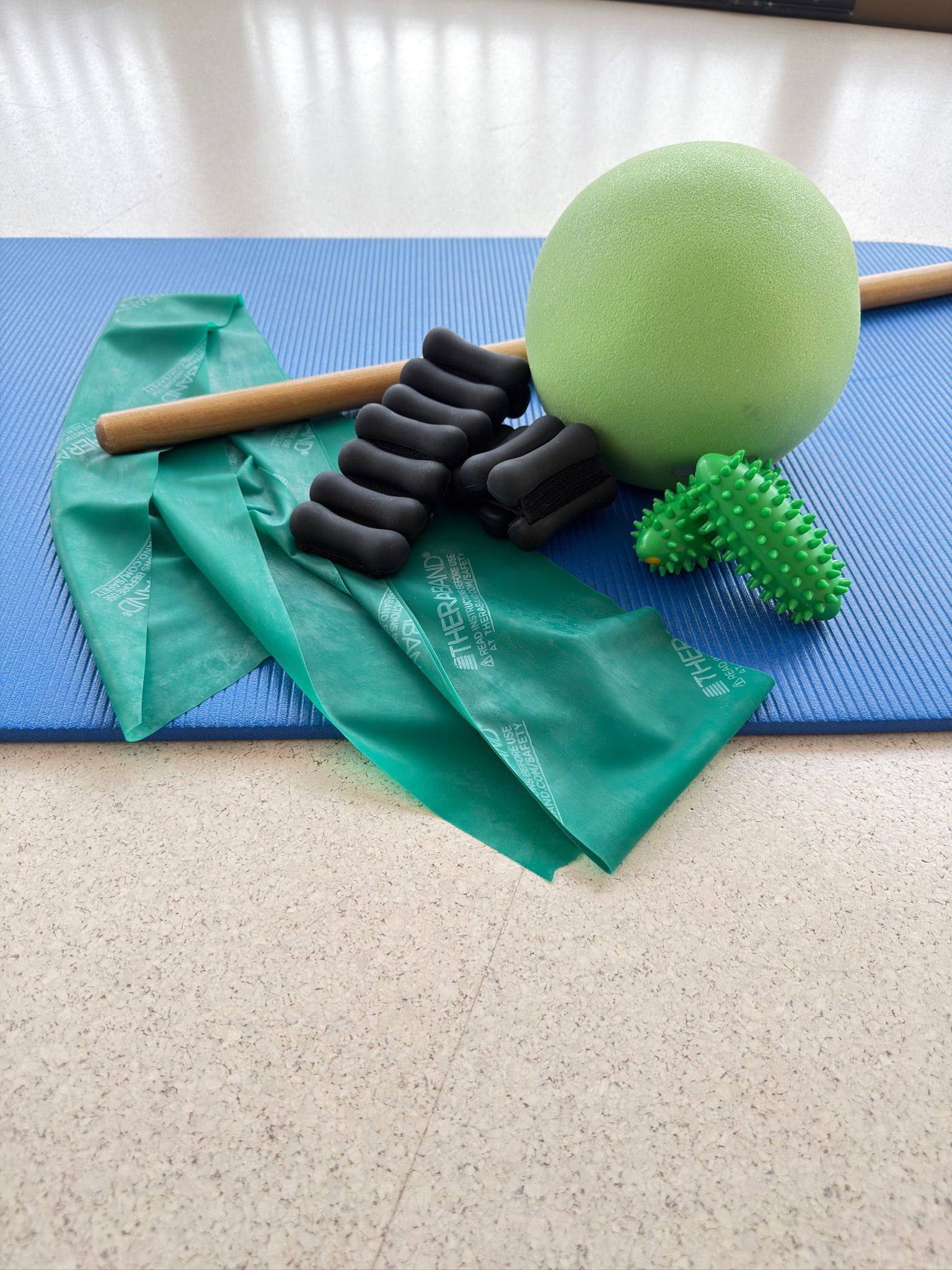 Ein Massagetherapeut drückt die Schultern eines auf einer Spa-Liege liegenden Kunden.