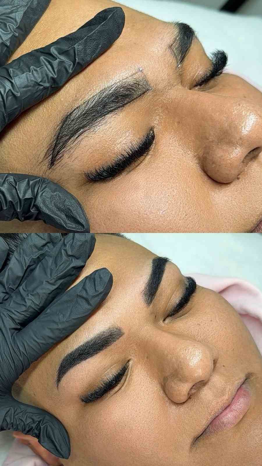 Primer plano del depilado de cejas con manos enguantadas de negro en el rostro de una mujer.