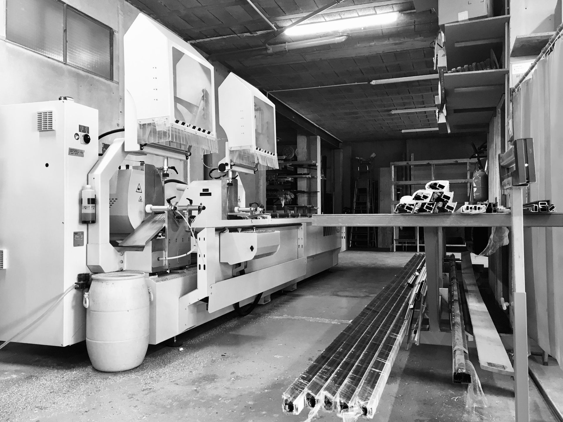 Un atelier avec des machines pour couper de l'aluminium