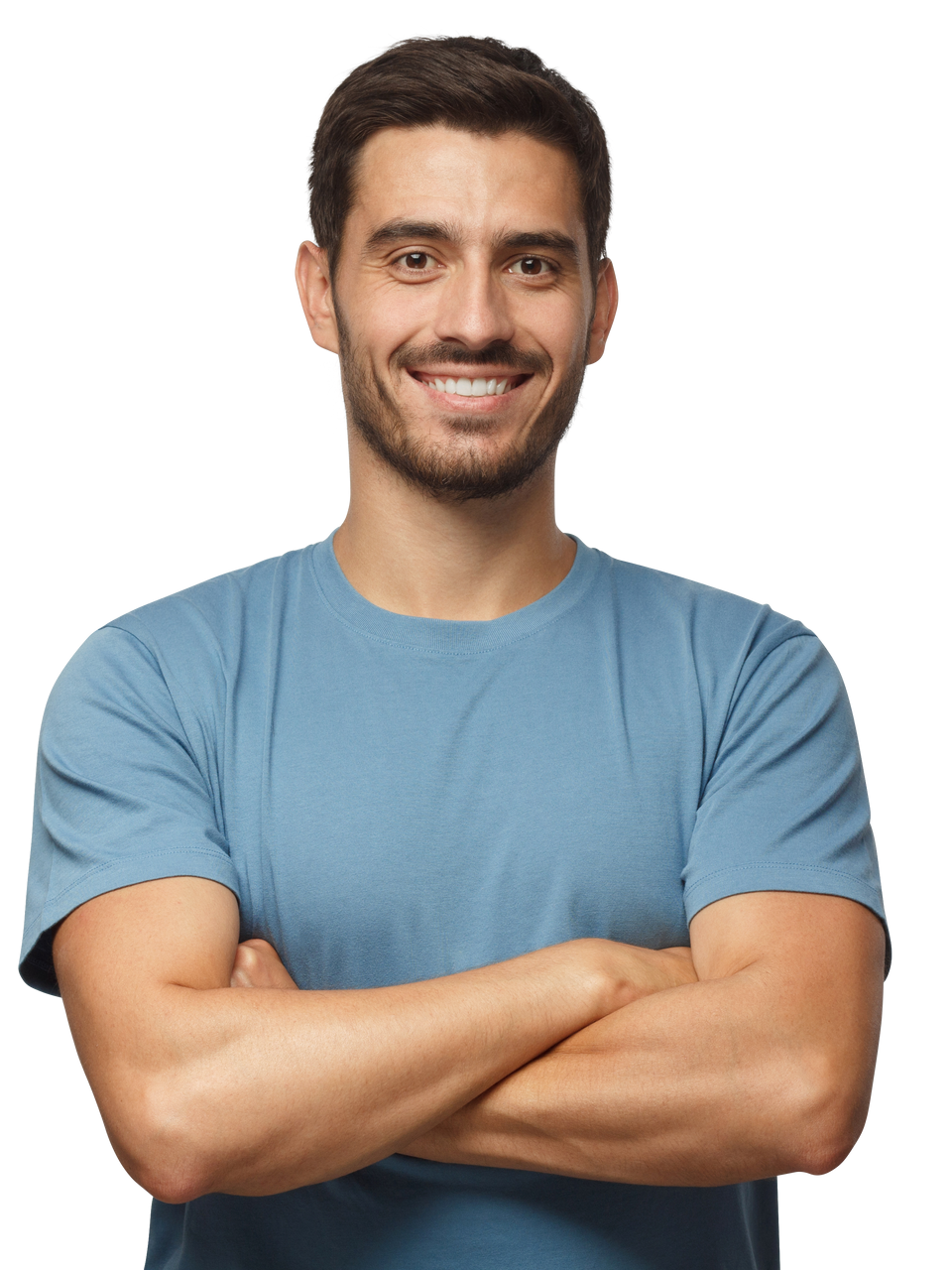 Un homme souriant qui croise les bras