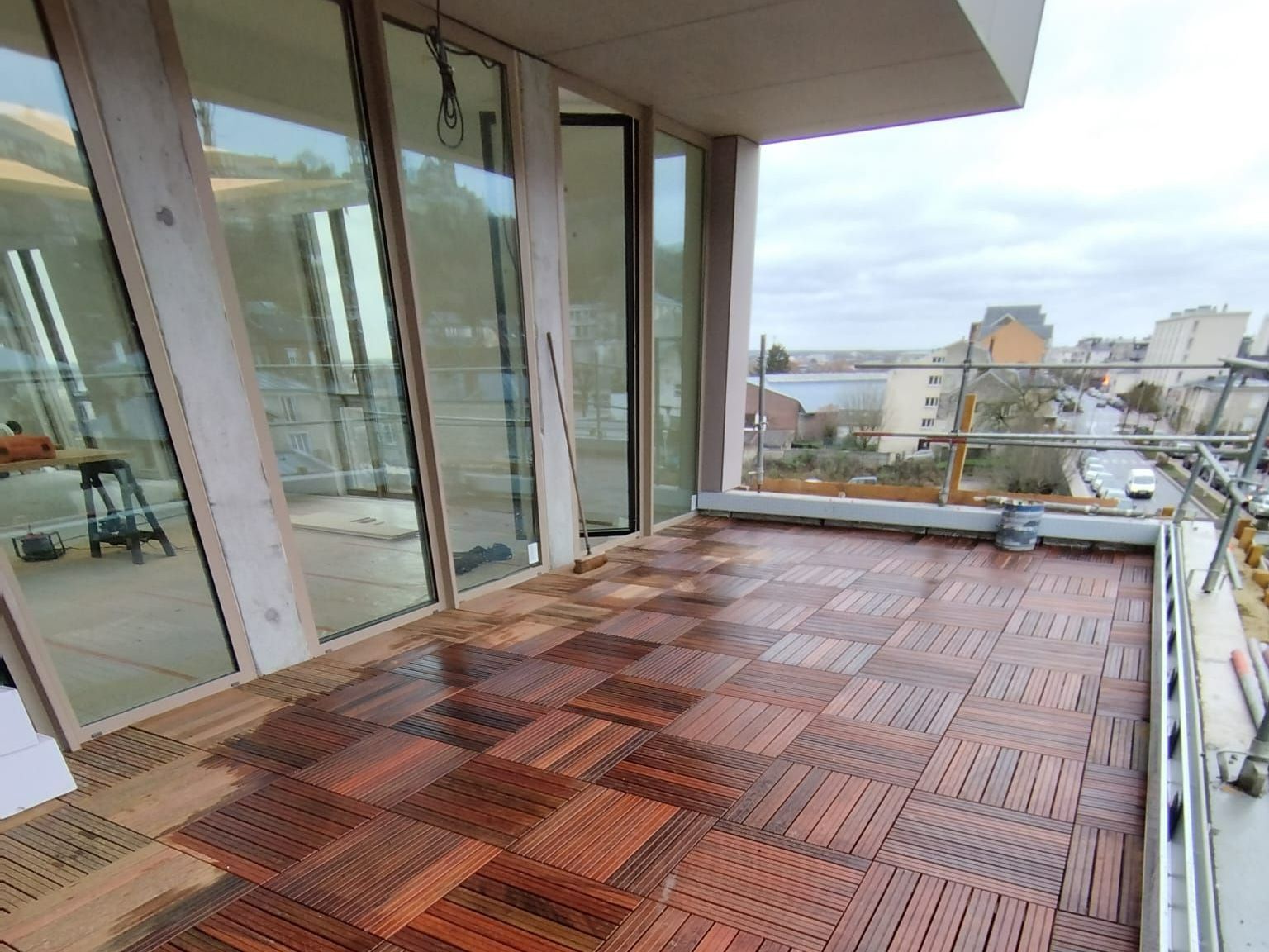 Un balcon avec revêtement