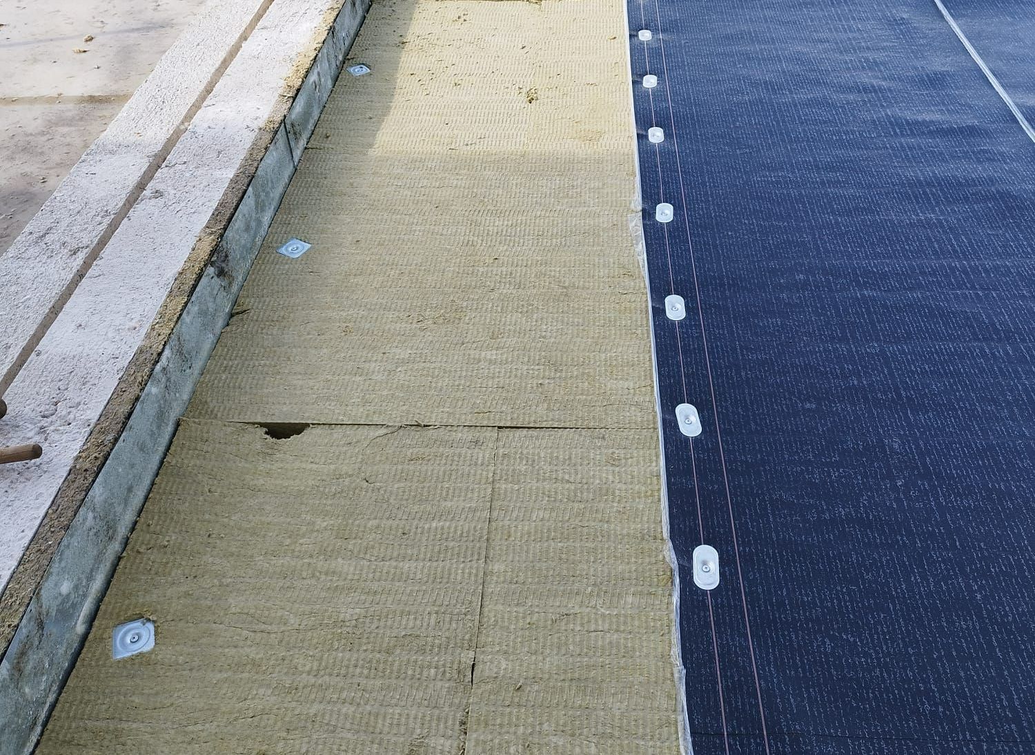 Professionnel qui pose de l'EPDM