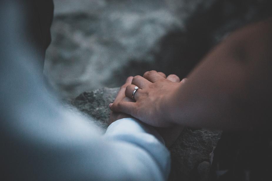 wedding-rings-couples-hands_925x