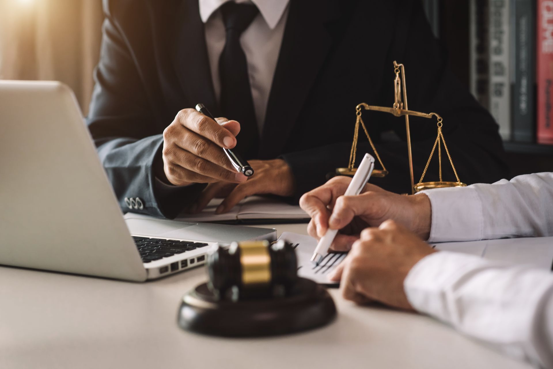 Un avocat et son client signant un contrat