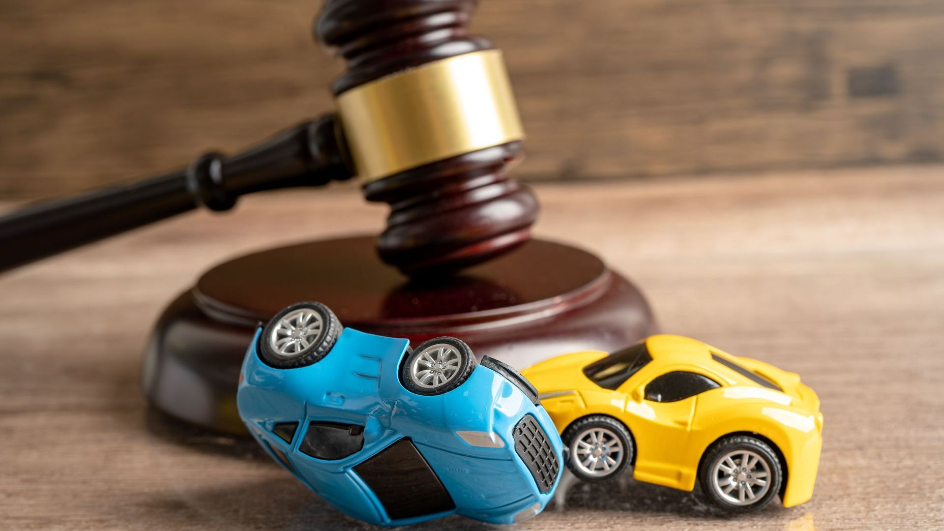 Voiturettes sur une table qui simulent un accident de la route.