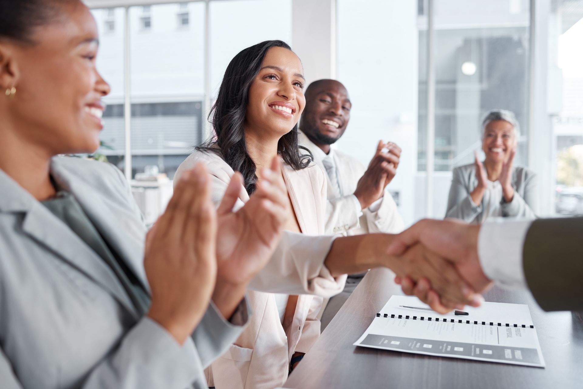 Entrepreneurs souriants après la signature d'un bail commercial