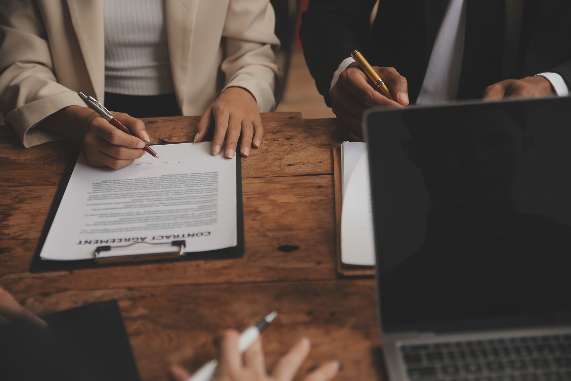 Signature de contrat entre deux personnes avec leur avocat
