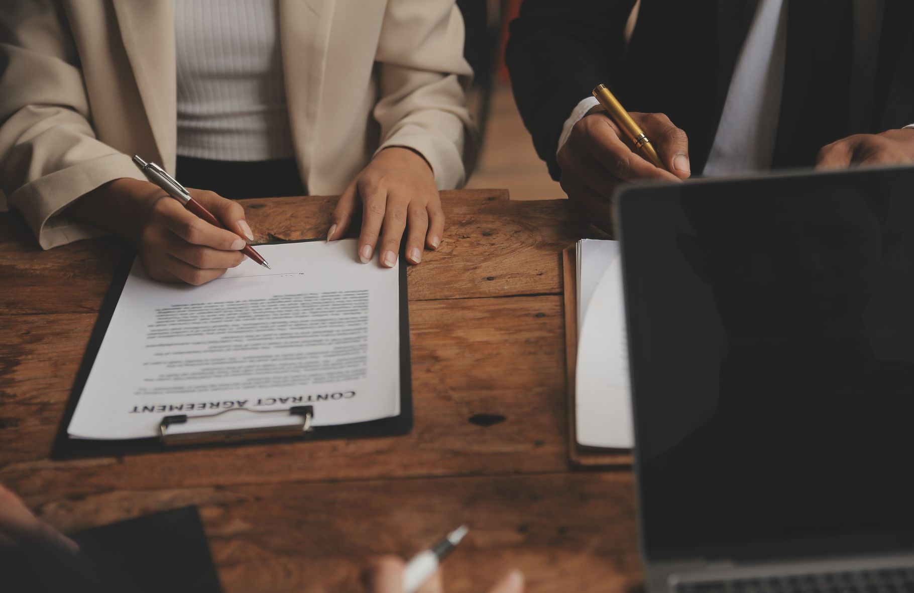 Rédaction d'un contrat de succession sur une table en bois.