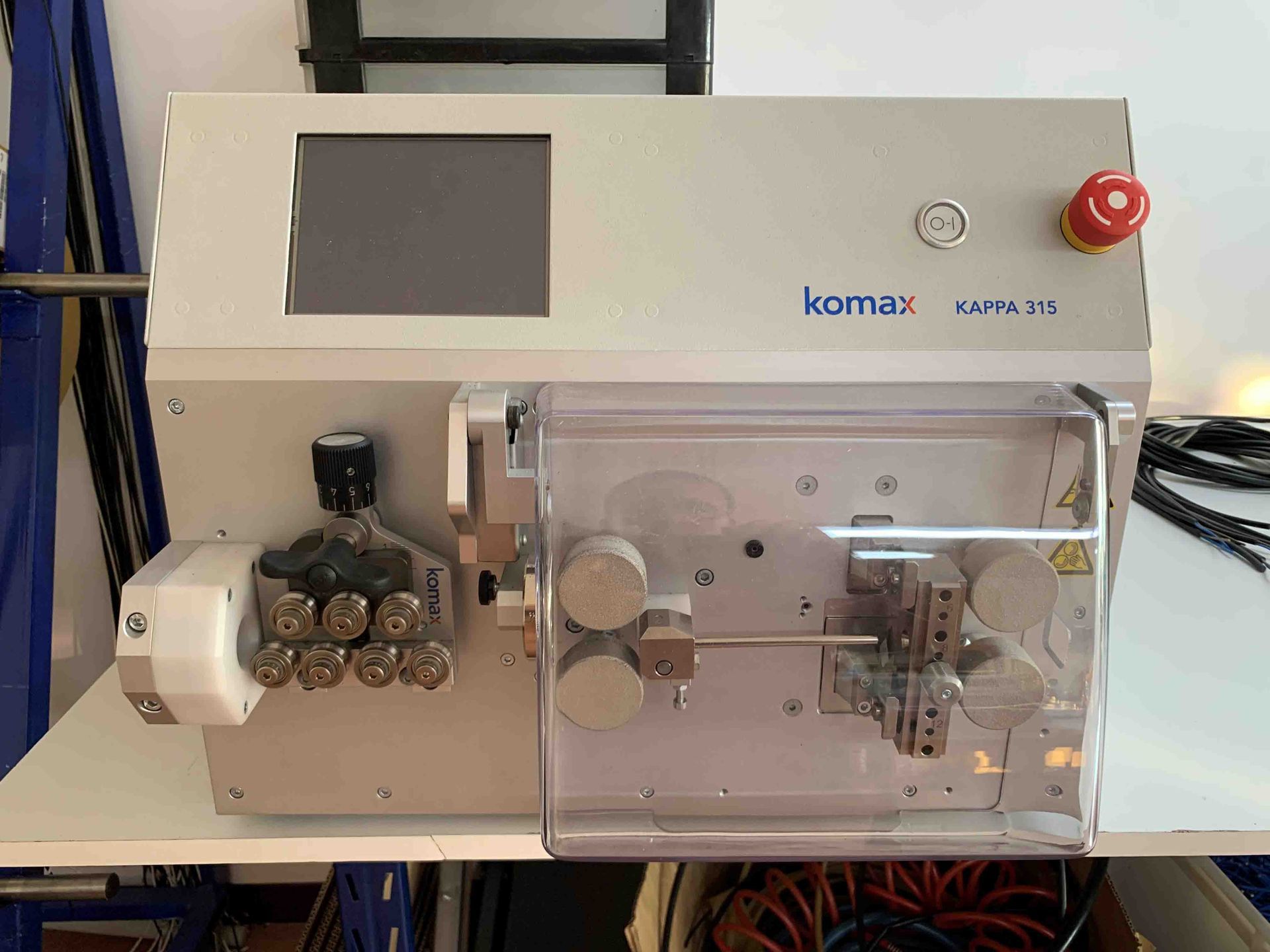 Una máquina está sentada encima de una mesa blanca.