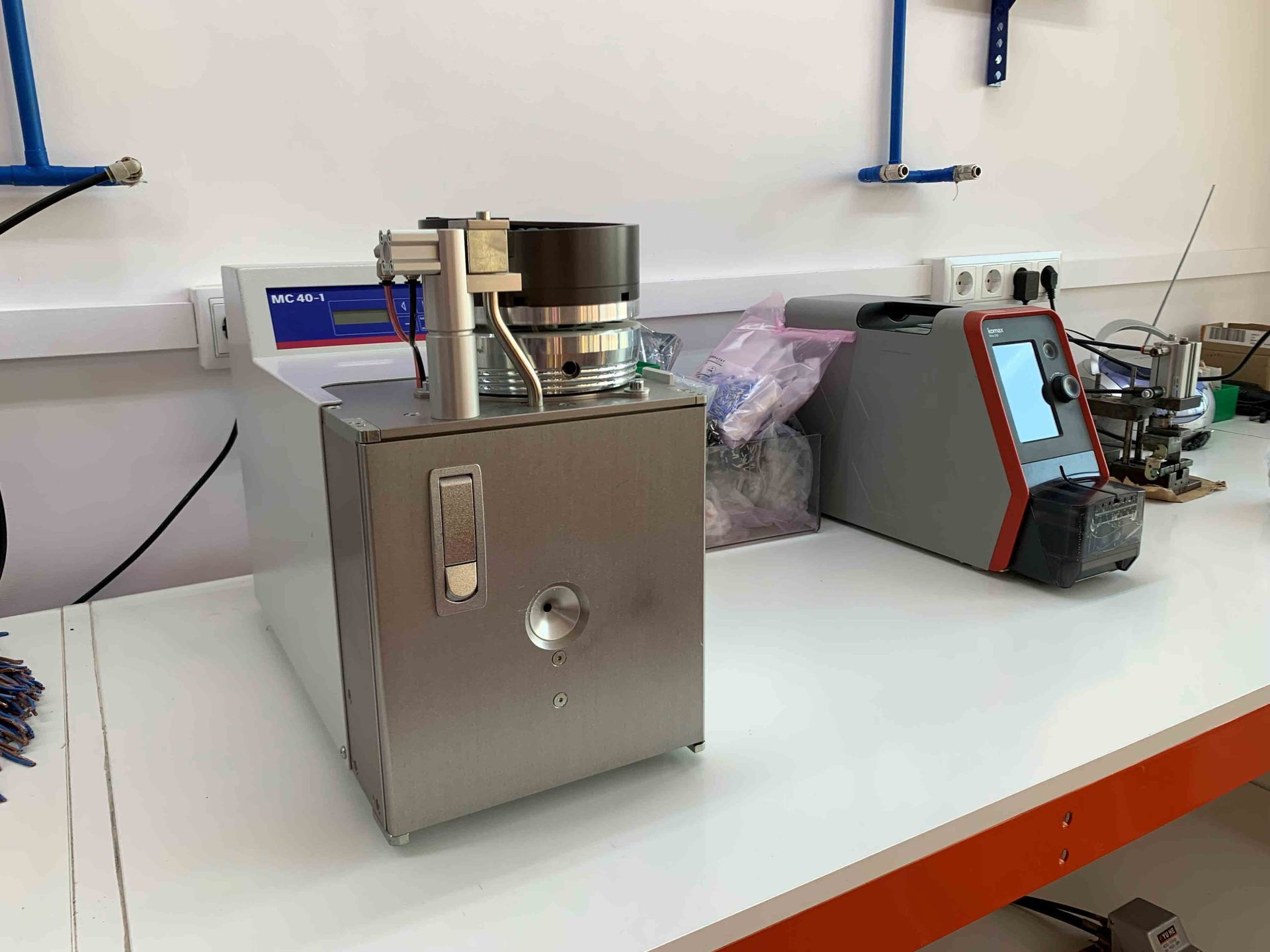 Hay dos máquinas sobre una mesa en un laboratorio.