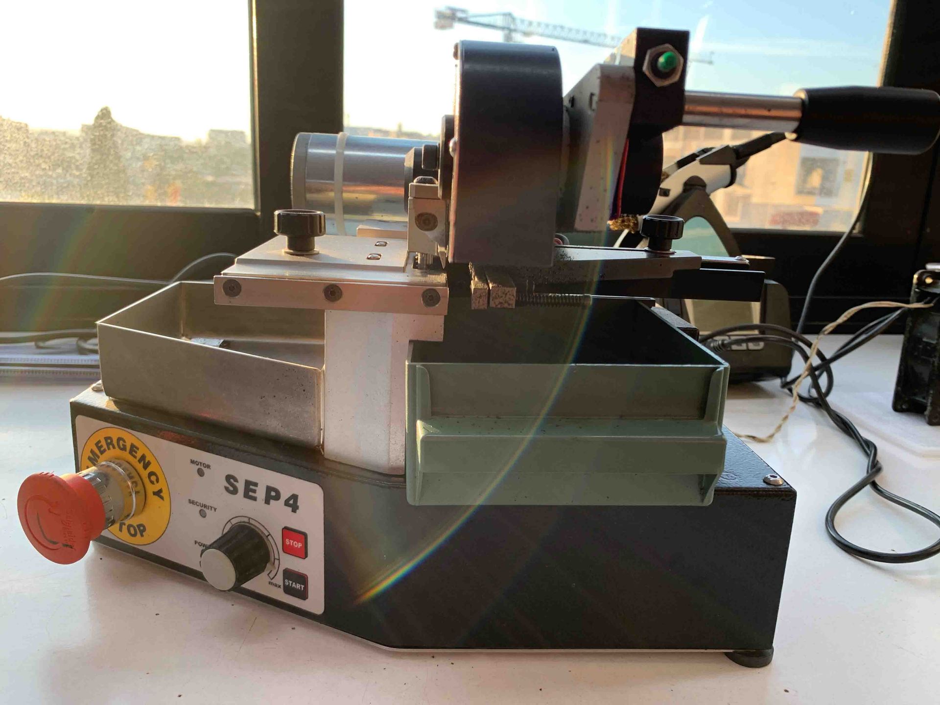 Una máquina está sentada sobre una mesa frente a una ventana.