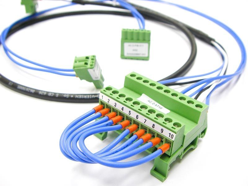 Un montón de cables están conectados a un bloque de terminales verde