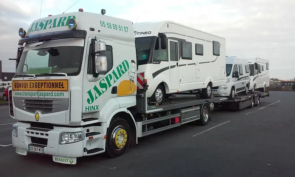 Des caravanes transportées par un camion