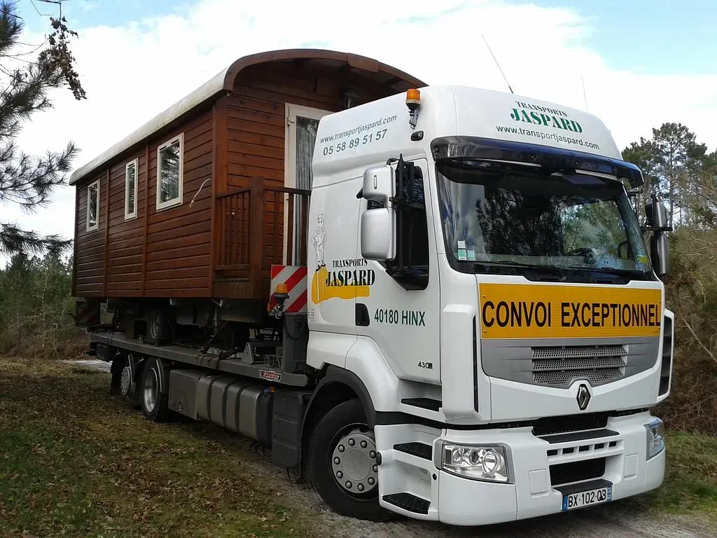 Un mobil-home en bois sur un camion