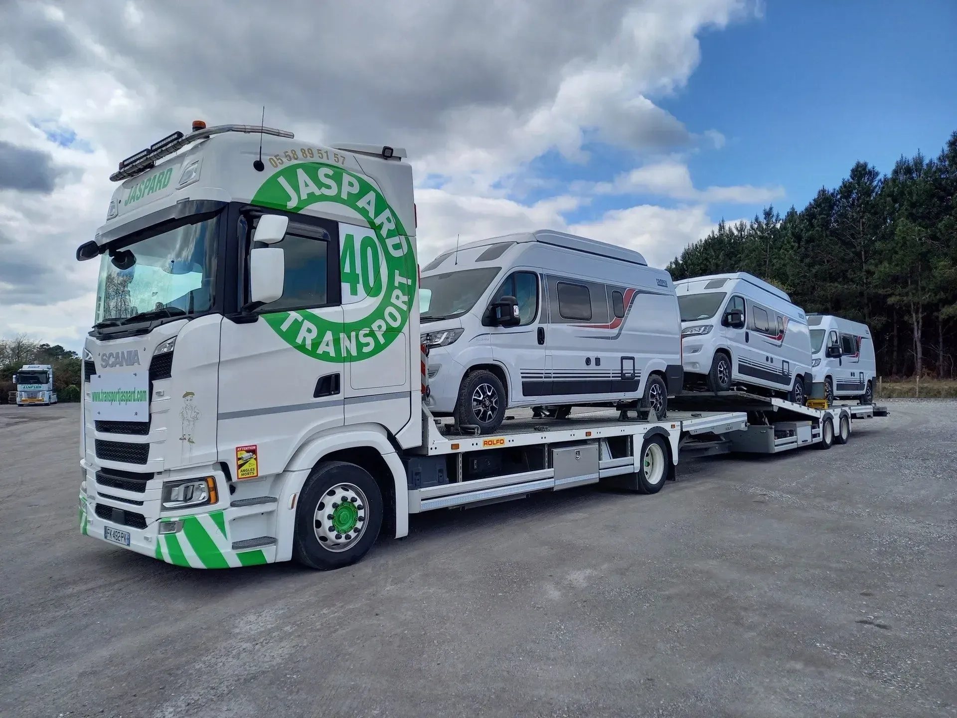 Deux camionnettes sur un engin