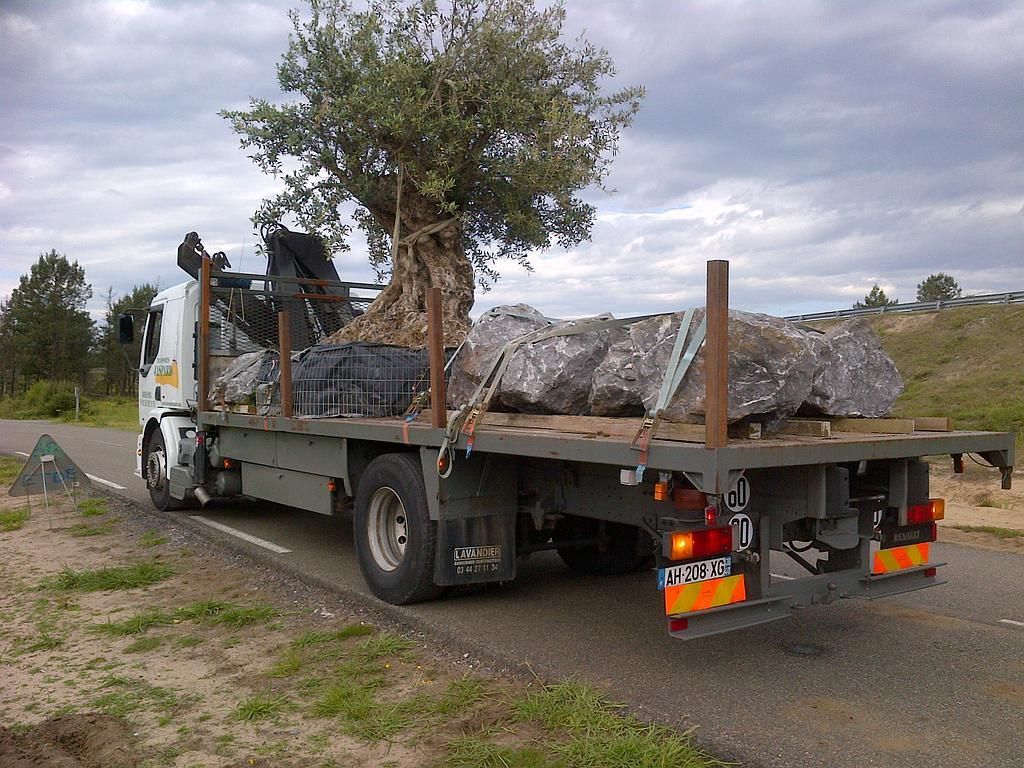 Gravats sur un camion de transport