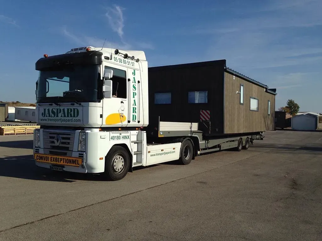 Un mobil-home en bois sur un engin blanc