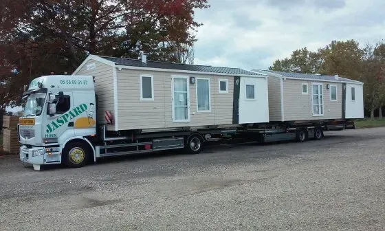 Série de mobile-homes sur un camion