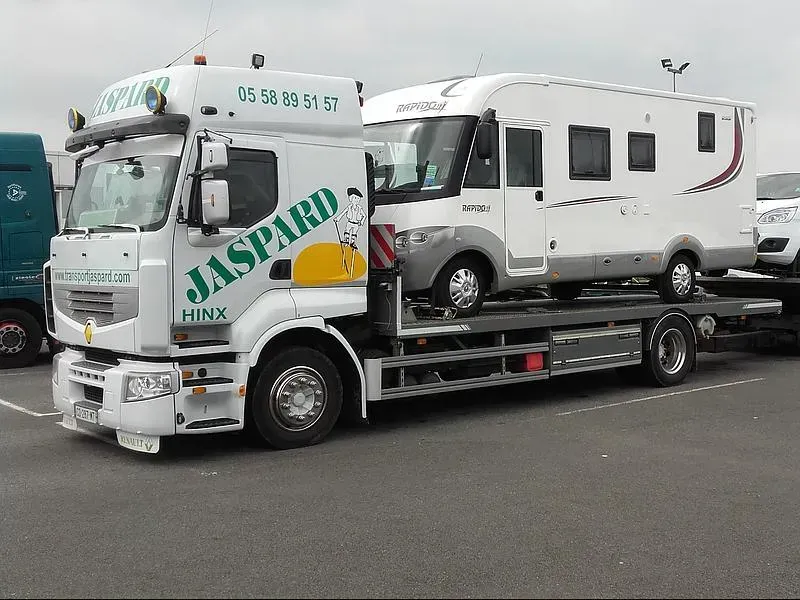 Camion blanc et camping car