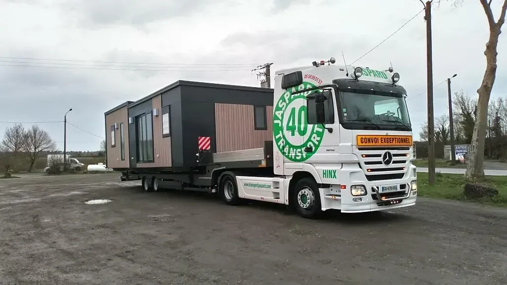 Un mobil-home noir sur un camion