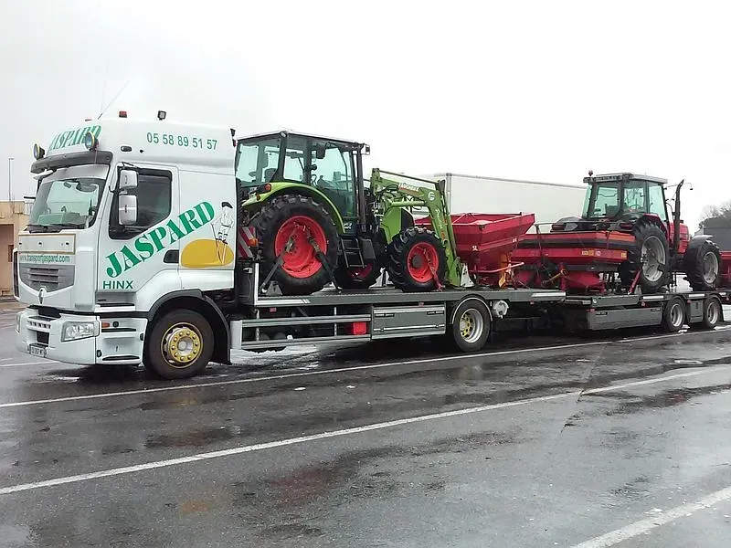 Des engins pour l'industrie agricole sur un camion