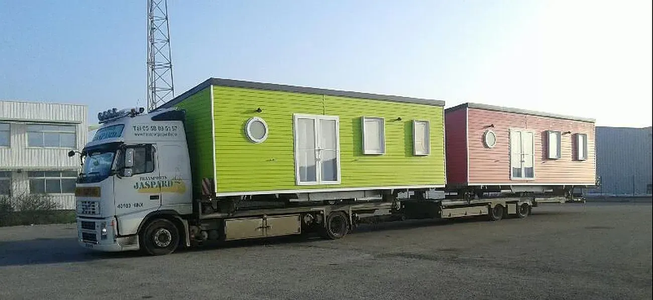 Des mobil-homes colorés sur un camion blanc