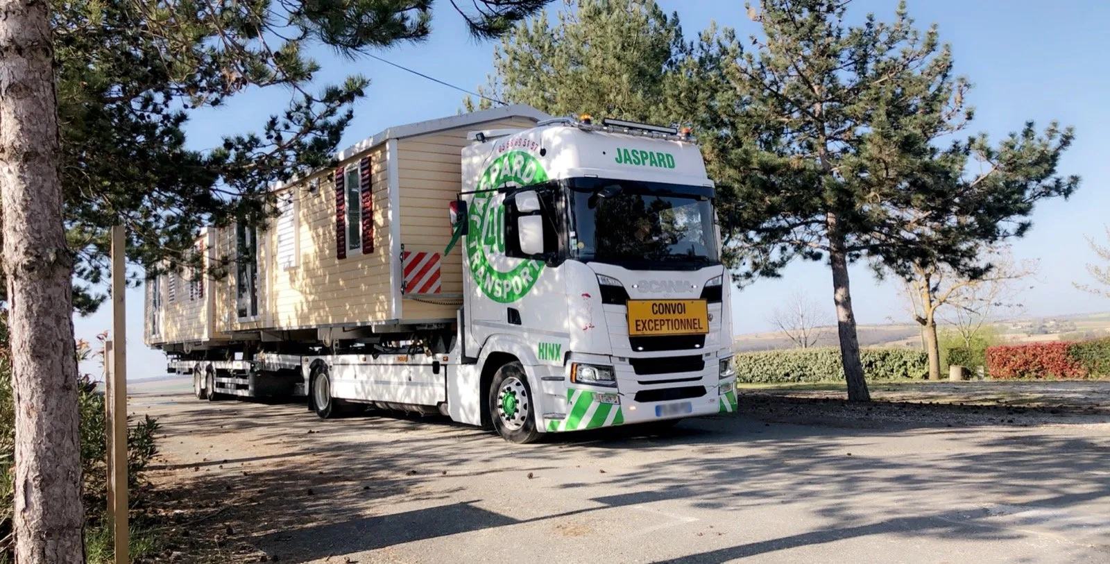 Engin blanc qui transporte une résidence mobile