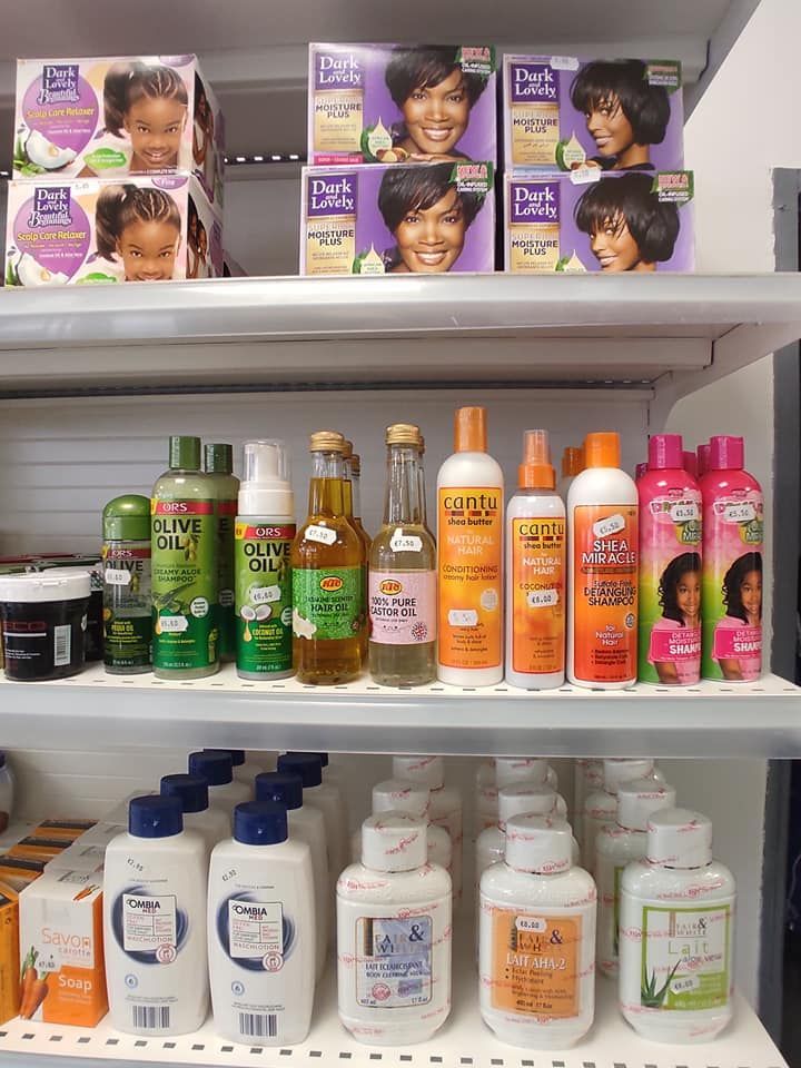 Des rayons de produits de soins capillaires et corporels dans un magasin.
