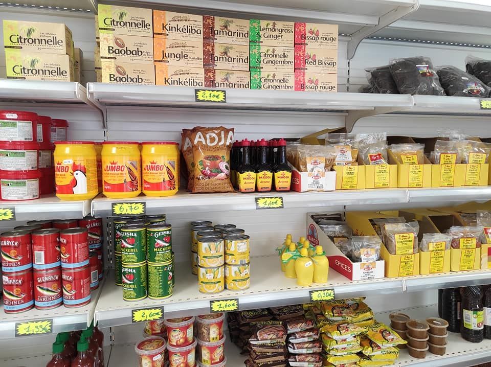 Rayons de conserves et de produits en boîte assortis dans une allée d'épicerie
