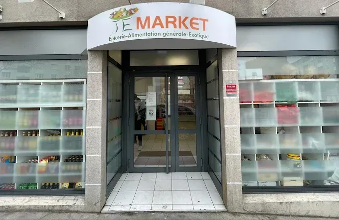 Camionnette-épicerie mobile avec étagères ouvertes remplies de nourriture. Deux comptoirs rabattables.