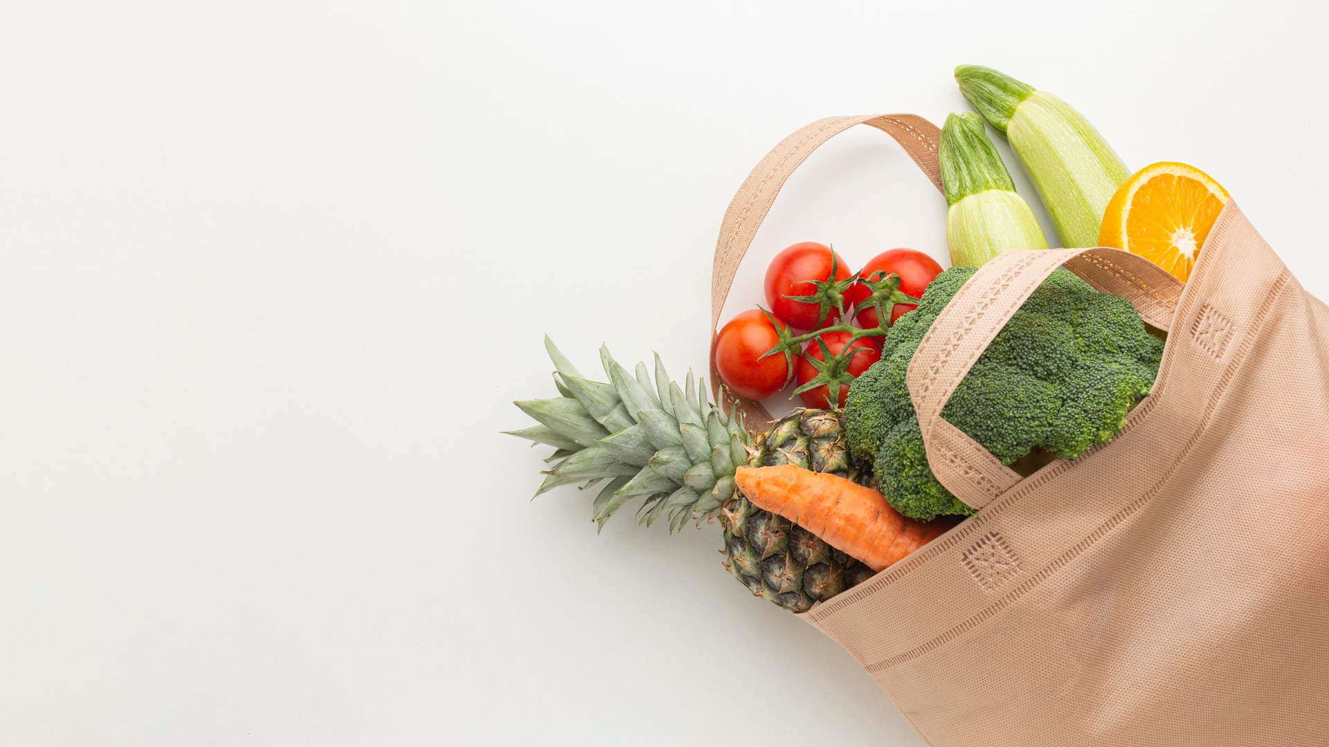 Sac d'épicerie en papier rempli de fruits et légumes frais