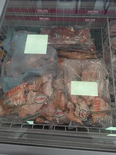 Camionnette-épicerie mobile avec étagères ouvertes remplies de nourriture. Deux comptoirs rabattables.
