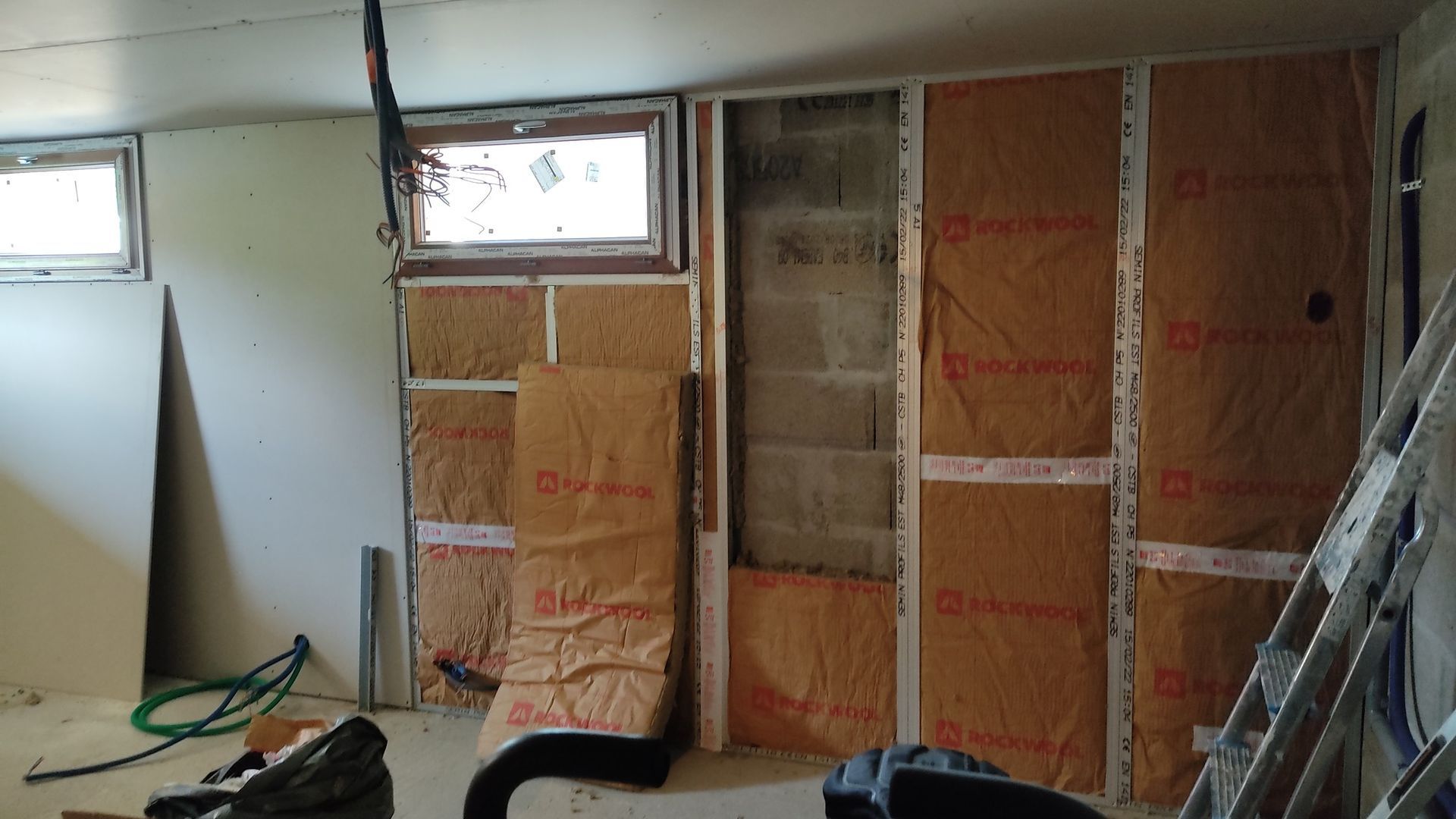 Une pièce en chantier d'isolation.