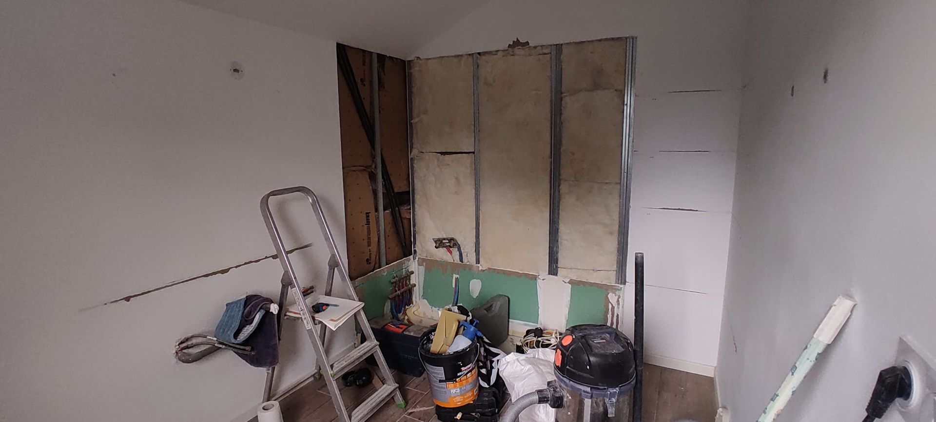 Une pièce d'une maison en chantier.