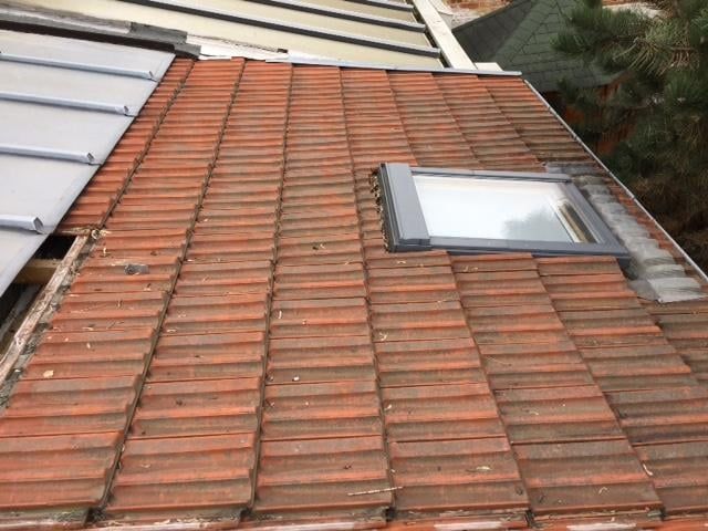 Fenêtre de toit d'une toiture en tuile