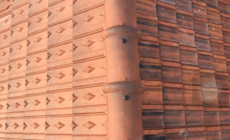 Toiture en tuile avec une partie neuve et une partie sale