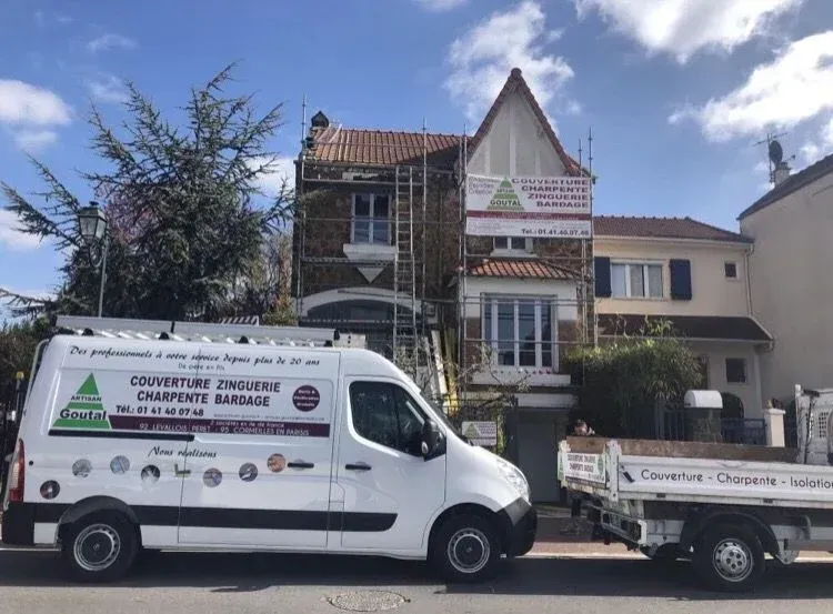 Camions devant une maison avec un échafaudage d'Artisan Goutal
