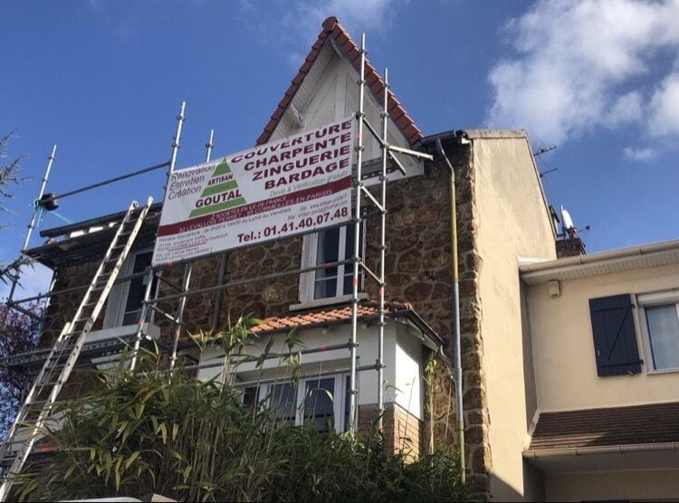 Maison avec échafaudage et pancarte d'Artisan Goutal