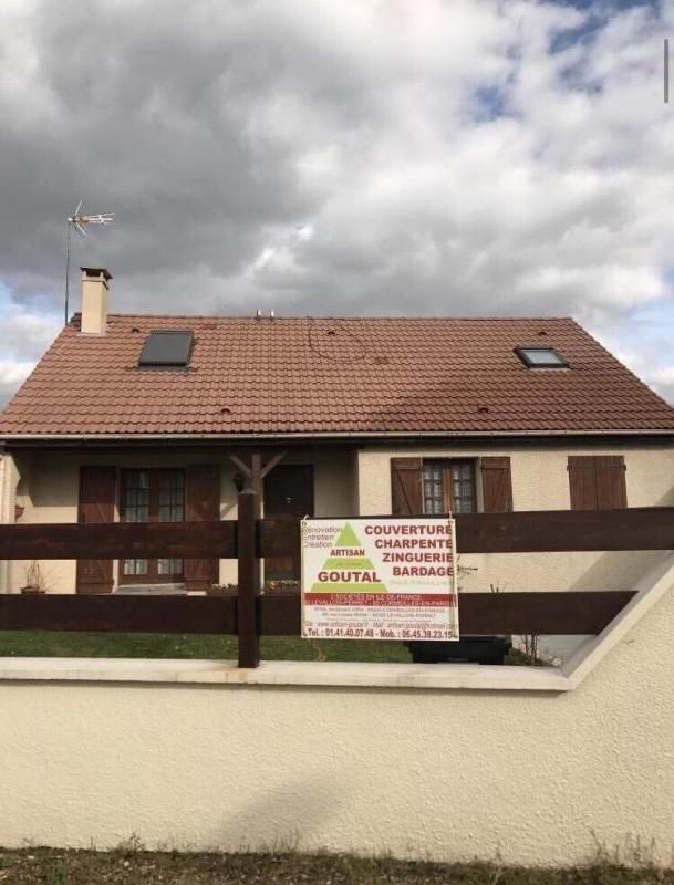 Façade de maison avec pancarte d'Artisan Goutal