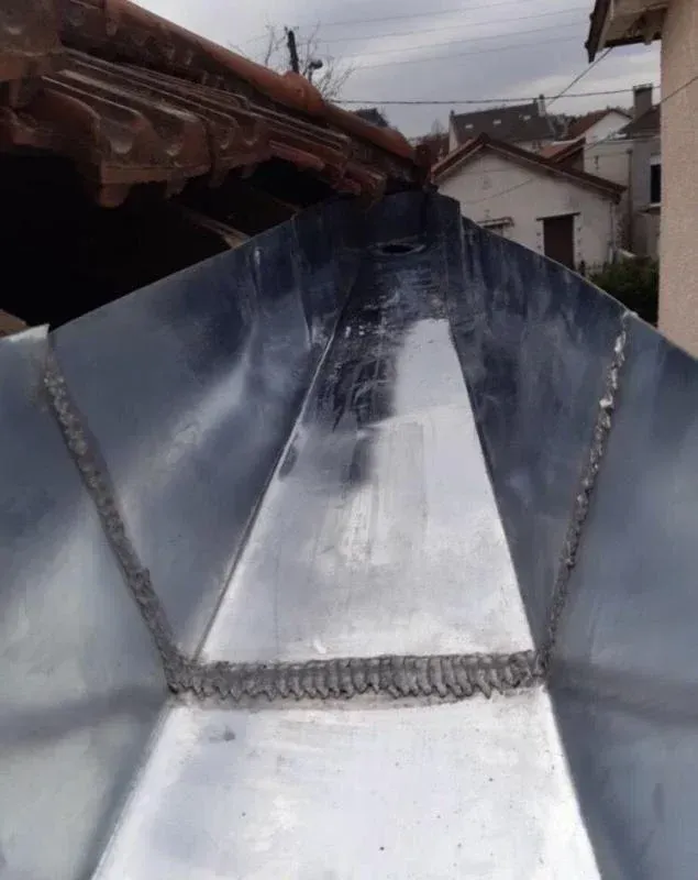 Chéneau d'évacuation d'eau