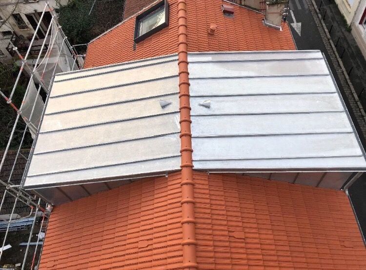 Structure métallique sur une toiture