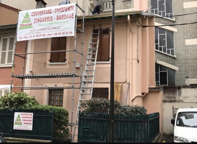 Façade avec échafaudage et pancarte d'Artisan Goutal