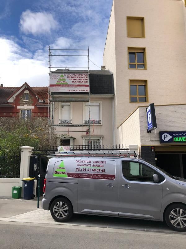 Véhicule gris d'Artisan Goutal devant une maison