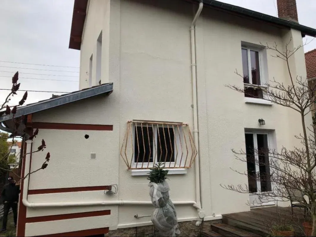 Façade d'une maison claire