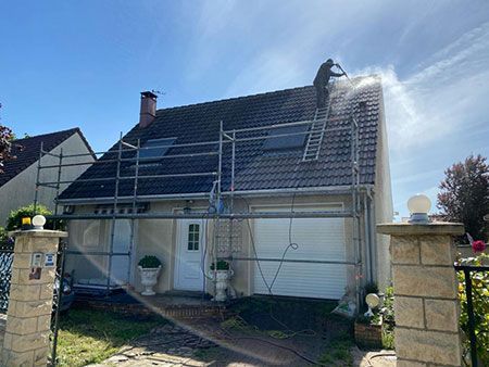 Professionnel nettoyant une toiture