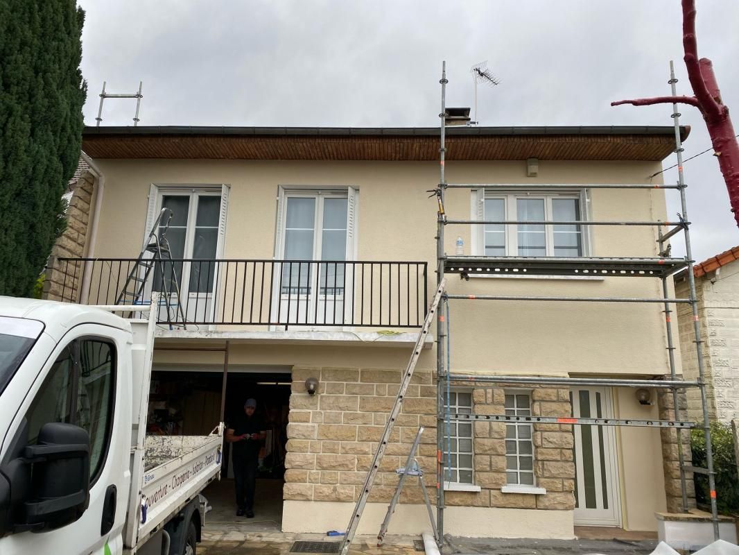 Façade d'une maison à étage avec un échafaudage